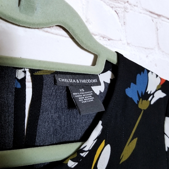 Chelsea & Theodore bell sleeve floral blouse - Picture 4 of 6